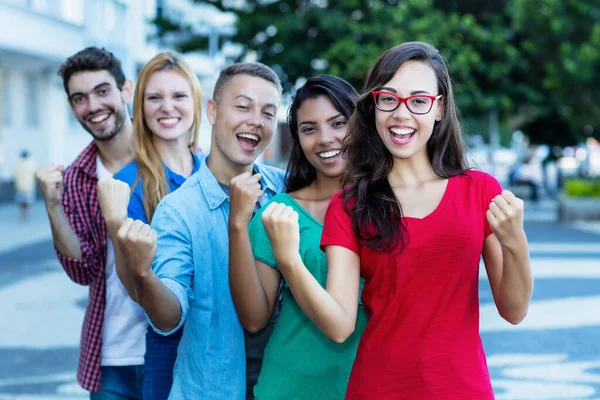 Mulher Torcida Bem Sucedida Com Óculos Jovens Amigos Adultos Fila — Fotografia de Stock