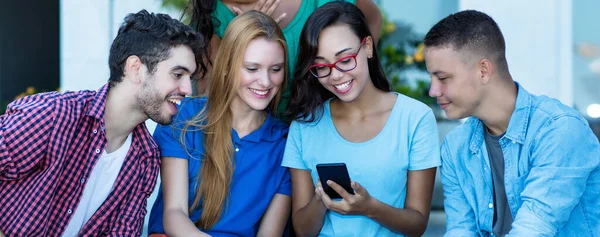 Influenciadora Feminina Com Telefone Celular Grupo Jovens Amigos Adultos Livre — Fotografia de Stock