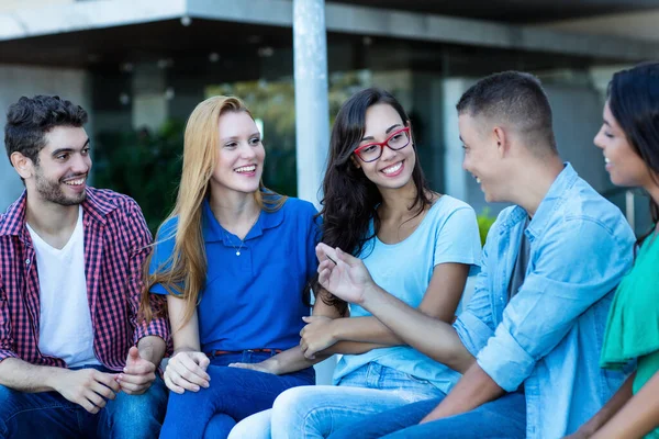 Gruppo Giovani Adulti Internazionali Che Parlano Politica All Aperto Città — Foto Stock