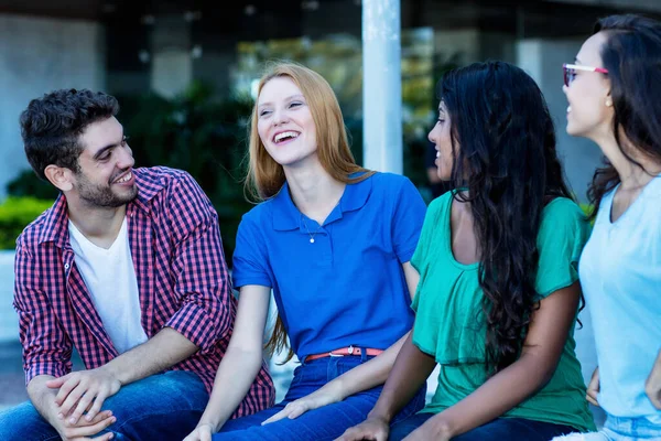 Grupo Jovens Adultos Desempregados Conversando Relaxando Livre Cidade — Fotografia de Stock