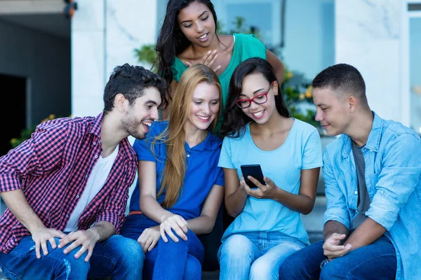 Laughing Female Influencer Mobile Phone Group Young Adult Friends Outdoor — Stock Photo, Image