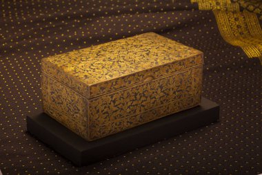 Thai antik dekoratif altın elementlerinin adı 'Krueng Thom Thong'.