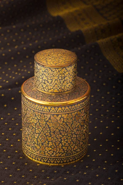 Thai antik dekoratif altın elementlerinin adı 'Krueng Thom Thong'.