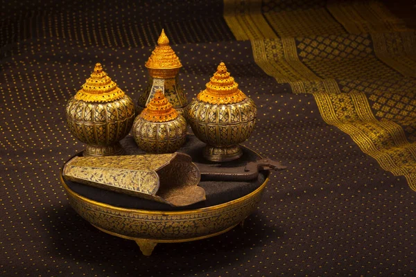 Thai antik dekoratif altın elementlerinin adı 'Krueng Thom Thong'.