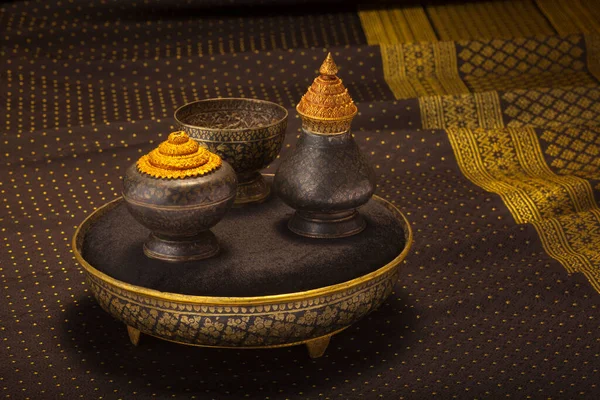 Thai antik dekoratif altın elementlerinin adı 'Krueng Thom Thong'.