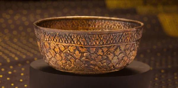 Thai antik dekoratif altın elementlerinin adı 'Krueng Thom Thong'.