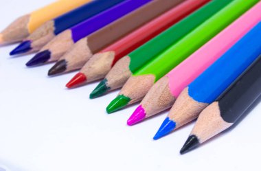 Renkli kalem kalem uçlarının makro görüntüsünü kapat. Okul sanat odasındaki kalemleri kullan..