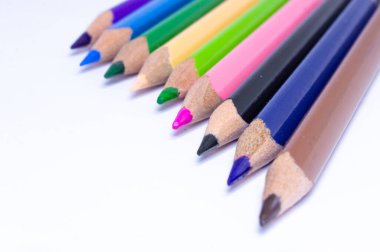 Renkli kalem kalem uçlarının makro görüntüsünü kapat. Okul sanat odasındaki kalemleri kullan..