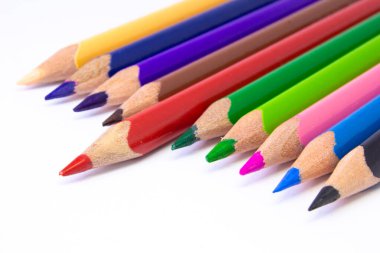 Renkli kalem kalem uçlarının makro görüntüsünü kapat. Okul sanat odasındaki kalemleri kullan..