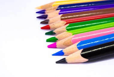 Renkli kalem kalem uçlarının makro görüntüsünü kapat. Okul sanat odasındaki kalemleri kullan..