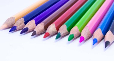 Renkli kalem kalem uçlarının makro görüntüsünü kapat. Okul sanat odasındaki kalemleri kullan..