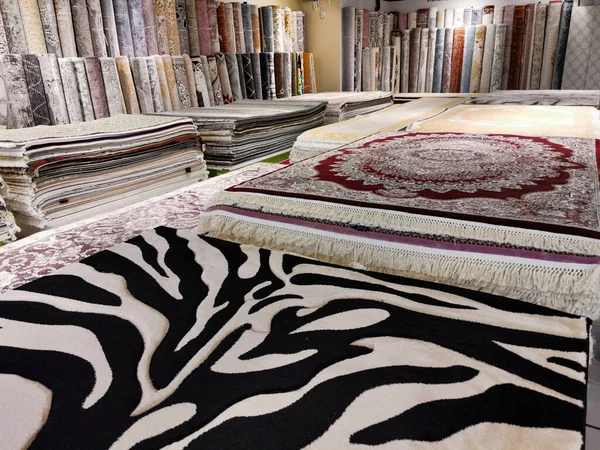 Alfombras o alfombras persas multicolores o felpudos —  Fotos de Stock