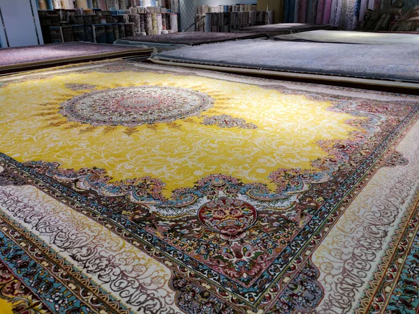 Mehrfarbige Perserteppiche oder Teppiche oder Fußmatten — Stockfoto