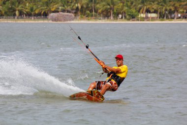 Beruwala, Sri Lanka - 01 Temmuz 2019 Sri Lanka plajlarında turist uçurtması. Sri Lanakn turizm kültürü