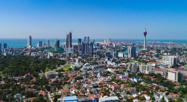 Colombo, Sri Lanka - Aralık 05 2018; Nilüfer kuleleri de dahil olmak üzere modern mimari binalarla Colombo şehrinin ufuk çizgisi.
