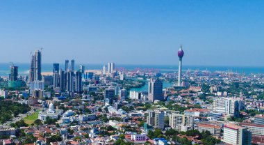 Colombo, Sri Lanka - Aralık 05 2018; Nilüfer kuleleri de dahil olmak üzere modern mimari binalarla Colombo şehrinin ufuk çizgisi.