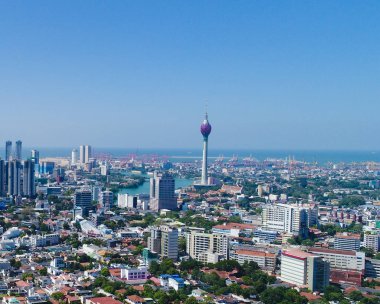 Colombo, Sri Lanka - Aralık 05 2018; Nilüfer kuleleri de dahil olmak üzere modern mimari binalarla Colombo şehrinin ufuk çizgisi.