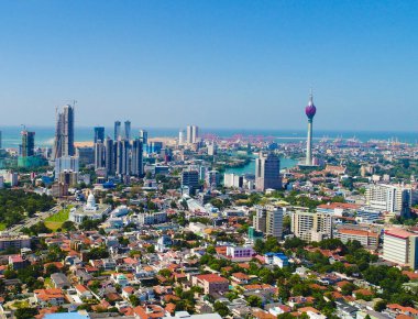 Colombo, Sri Lanka - Aralık 05 2018; Nilüfer kuleleri de dahil olmak üzere modern mimari binalarla Colombo şehrinin ufuk çizgisi.