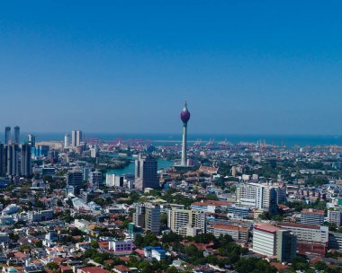 Colombo, Sri Lanka - Aralık 05 2018; Nilüfer kuleleri de dahil olmak üzere modern mimari binalarla Colombo şehrinin ufuk çizgisi.