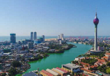 Colombo, Sri Lanka - Aralık 05 2018; Nilüfer kuleleri de dahil olmak üzere modern mimari binalarla Colombo şehrinin ufuk çizgisi.