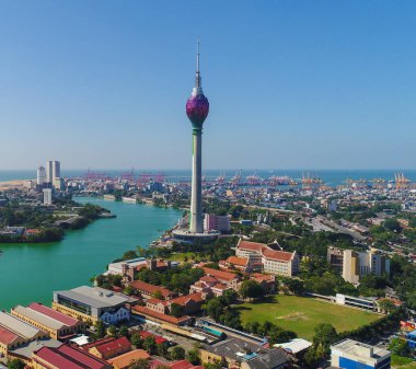 Colombo, Sri Lanka - Aralık 05 2018; Nilüfer kuleleri de dahil olmak üzere modern mimari binalarla Colombo şehrinin ufuk çizgisi.