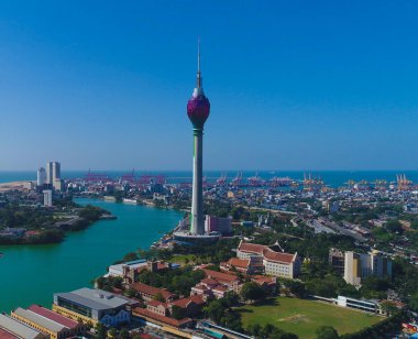 Colombo, Sri Lanka - Aralık 05 2018; Nilüfer kuleleri de dahil olmak üzere modern mimari binalarla Colombo şehrinin ufuk çizgisi.