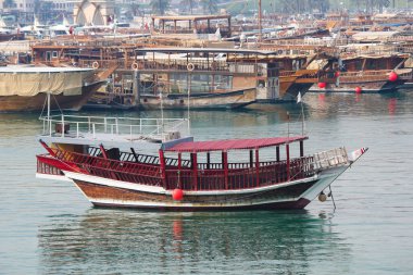 Dhows adı verilen geleneksel tekneler Katar 'daki İslam Sanatları Müzesi yakınlarındaki limanda demirlediler. Geleneksel Arap ahşap botları dhow (Balıkçı tekneleri).