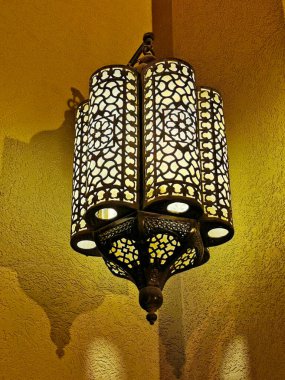 Cami duvarındaki Fas süslü metal lamba. Fas tarzı lamba ya da fener. Fas Turizmi, Kültür, Seyahat.