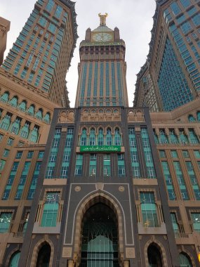 Mekke, Suudi Arabistan - 21 Mayıs 2019 Zam-zam Kulesi veya Saat Kulesi dünyanın en yüksek saat kulesidir. Mescidi Haram 'ın dışındaki Abraj Al Bait, Müslümanlar için en kutsal cami. Mekke 'nin simgesi.