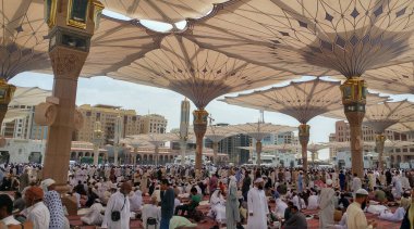 Medine 'deki Jummah Camii' nde. Umberalla güneş ışığından korur.