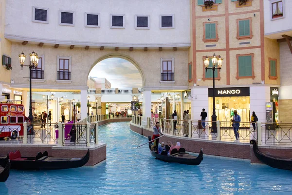 Benátský průplav ve Villaggio Mall, nákupní centrum v Aspire Zone. Luxusní značky, drahé obchody a exkluzivní obchody v nákupním centru v Dauhá v benátském italském stylu. — Stock fotografie
