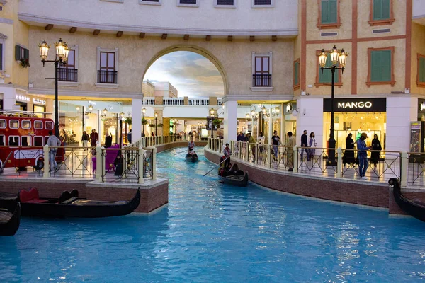 Canal de Venecia en Villaggio Mall, centro comercial en Aspire Zone. Marcas de lujo, tiendas caras y tiendas exclusivas en el centro comercial Doha en estilo italiano veneciano . — Foto de Stock