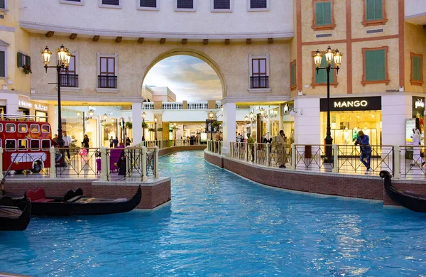 Canal de Venecia en Villaggio Mall, centro comercial en Aspire Zone. Marcas de lujo, tiendas caras y tiendas exclusivas en el centro comercial Doha en estilo italiano veneciano . — Foto de Stock