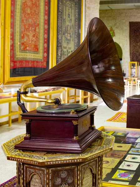 Gramophone est un appareil de musique. Ancien gramophone avec plaque ou disque vinyle sur boîte en bois. Un tourne-disque en laiton antique. Gramophone avec haut-parleur corne. Concept de divertissement rétro . — Photo