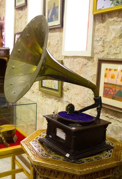 Gramófono es un dispositivo de música. Antiguo gramófono con placa o disco de vinilo en caja de madera. Antiguo tocadiscos de latón. Gramófono con bocina. Concepto de entretenimiento retro . — Foto de Stock