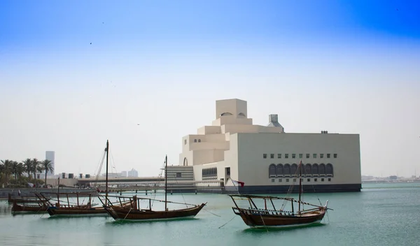 Doha, Qatar - 19 april 2019. Museum voor Islamitische Kunst is een uitstekende plek om te bezoeken.Een prachtige architectuur die Traditionele boten genaamd Dhows zijn verankerd in de haven in de buurt van Museum of Islamic Art Park — Stockfoto