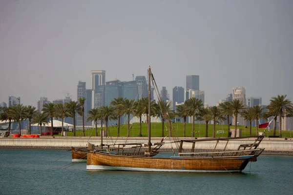 Doha, Qatar - 19 april 2019. Museum voor Islamitische Kunst is een uitstekende plek om te bezoeken.Een prachtige architectuur die Traditionele boten genaamd Dhows zijn verankerd in de haven in de buurt van Museum of Islamic Art Park — Stockfoto