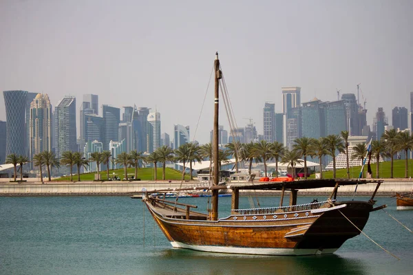 Doha, Qatar - 19 april 2019. Museum voor Islamitische Kunst is een uitstekende plek om te bezoeken.Een prachtige architectuur die Traditionele boten genaamd Dhows zijn verankerd in de haven in de buurt van Museum of Islamic Art Park — Stockfoto