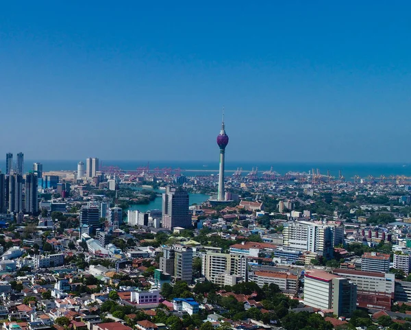 Colombo, Sri Lanka - 05 de diciembre de 2018; Vista del horizonte de la ciudad de Colombo con edificios de arquitectura moderna incluyendo las torres de loto . — Foto de Stock