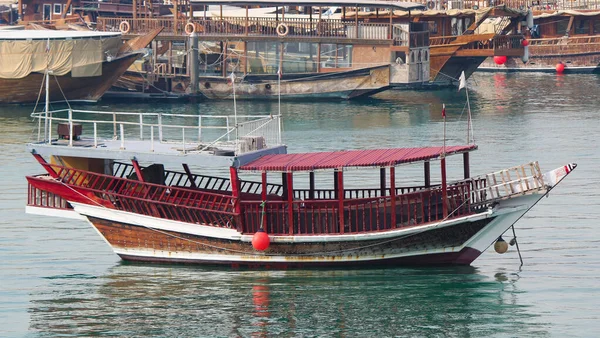 Traditionele boten genaamd Dhows zijn verankerd in de haven in de buurt van Museum of Islamic Art Park, Doha, Qatar. Traditionele Arabische houten boten dhow (Visserijboten). — Stockfoto