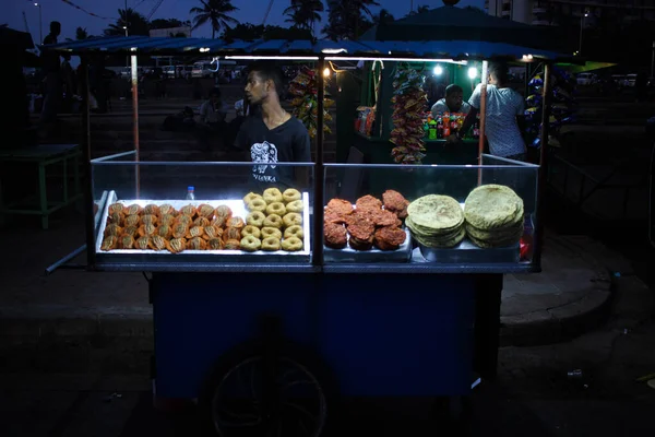 2018. december 01.: Street vendor in srilanka selling food at galle face, colombo, sri lanka — Stock Fotó