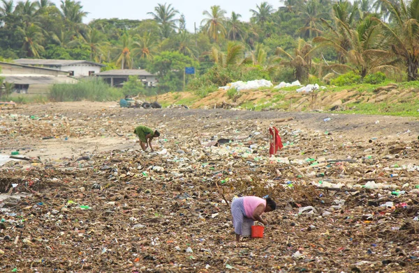 Povere donne che raccolgono spazzatura nella spazzatura muta vicino a un mare in Sri Lanka — Foto Stock