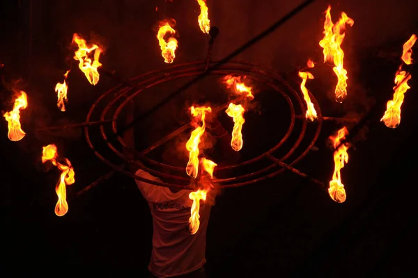 Чоловік розважає публіку за допомогою вогню під час перехрестя в сріланці — стокове фото