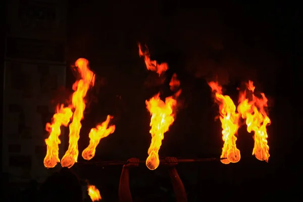 Чоловік розважає публіку за допомогою вогню під час перехрестя в сріланці — стокове фото