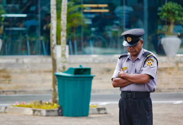 Smutny ochroniarz w pobliżu centrum handlowego na Sri Lance — Zdjęcie stockowe