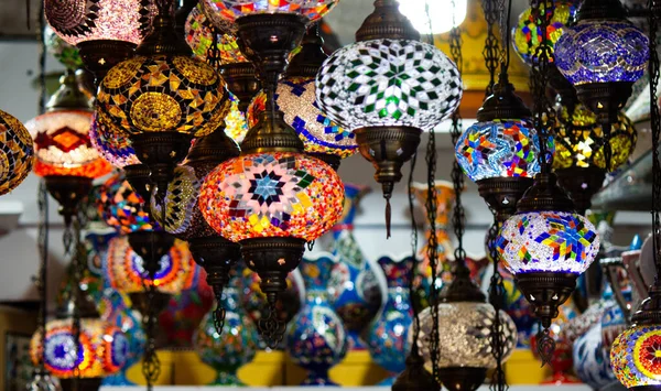 Egy rakás török lámpák egy a sok Kemer ajándékboltok. Antalya, Törökország. — Stock Fotó