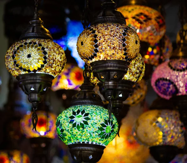 Un montón de lámparas turcas en una de las muchas tiendas de regalos Kemer. Antalya, Turquía . — Foto de Stock