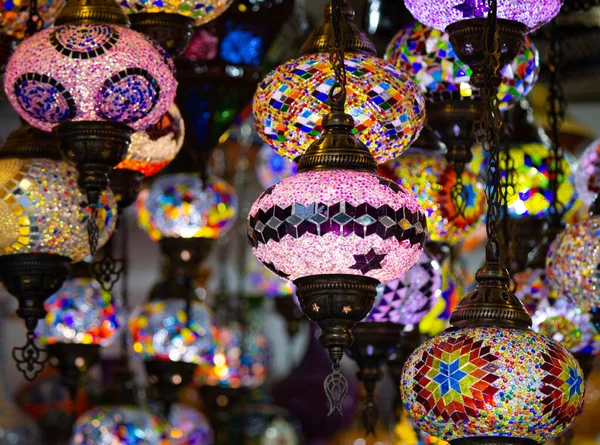 Un montón de lámparas turcas en una de las muchas tiendas de regalos Kemer. Antalya, Turquía . — Foto de Stock