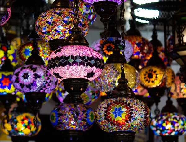 Un montón de lámparas turcas en una de las muchas tiendas de regalos Kemer. Antalya, Turquía . — Foto de Stock