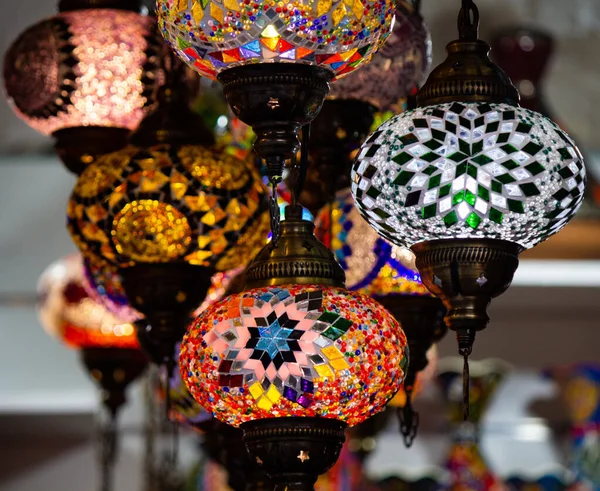 Sekelompok lampu turkish di salah satu toko hadiah Kemer. Antalya, Turki . — Stok Foto